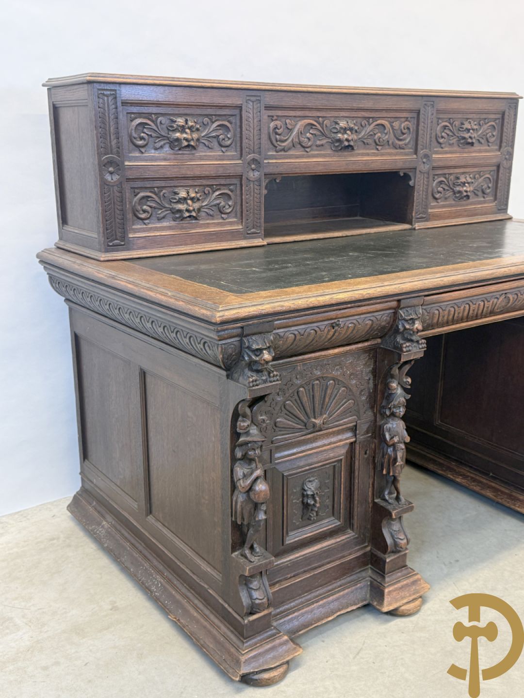 Mechels eiken bureau met opstand en Neo Renaissance invloeden