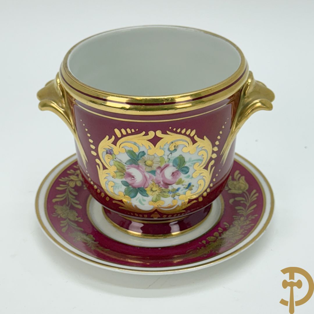 Handbeschilderde porseleinen siervaas met bloemenbeschildering en sfinxen + paar porseleinen cachepots met bloemendecor + 3 porseleinen  kopjes en schoteltjes