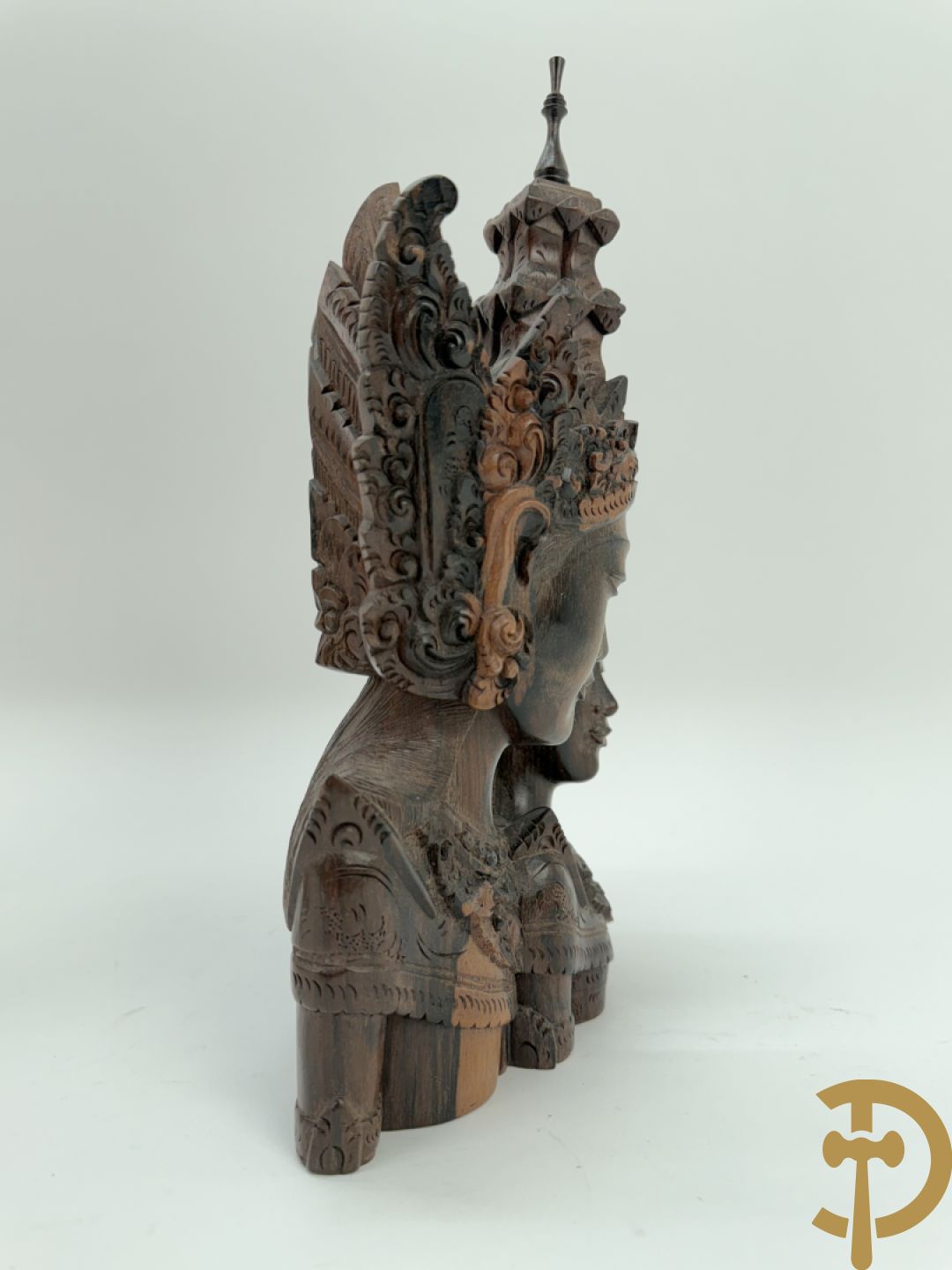 Negen houtgesculpteerde boedhistische figuren waarvan enkele verguld