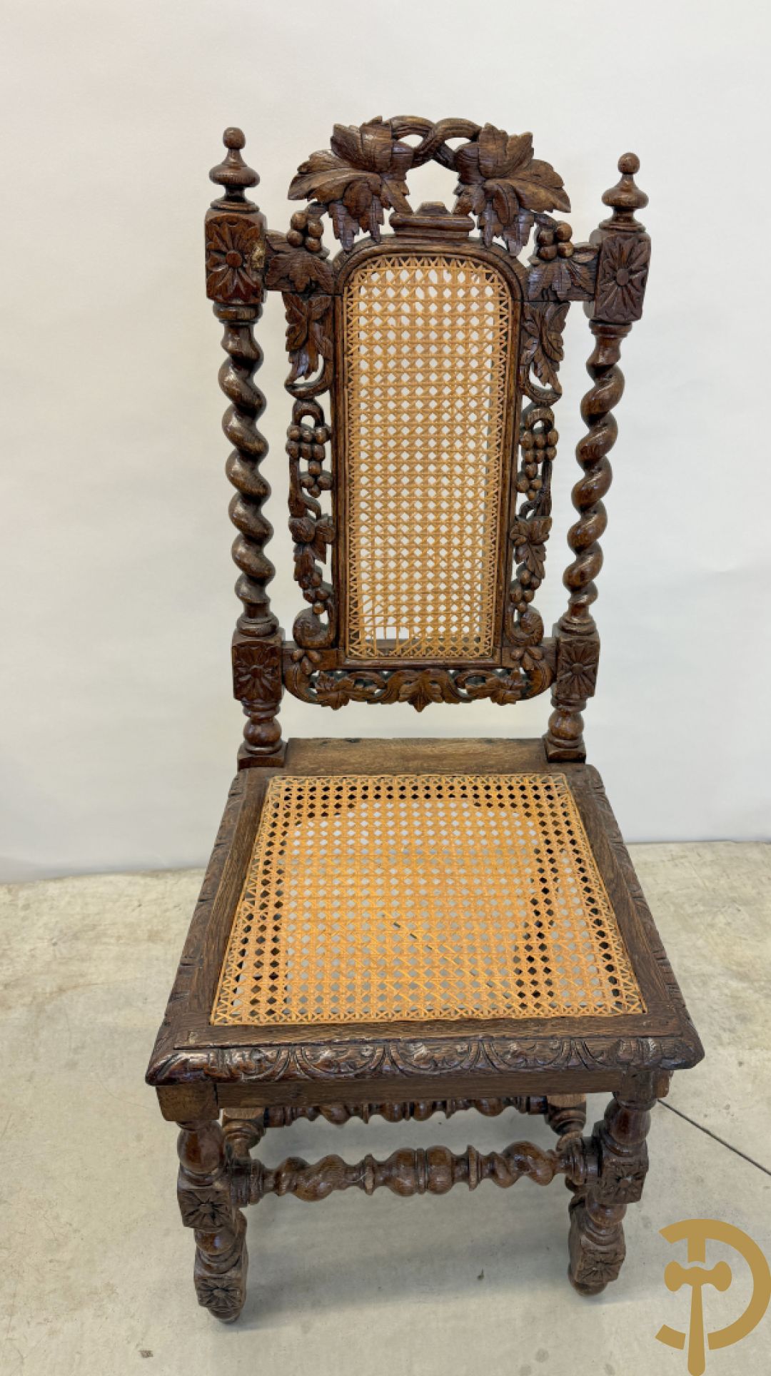 Eiken ovale jachttafel met 4 verschillende dieren + zes stoelen met canage op getorste poten (verschillende modellen)