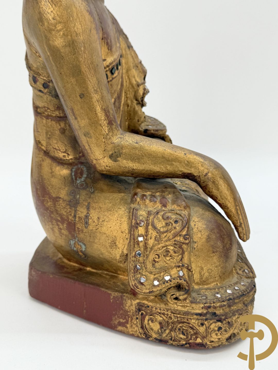 Handbeschilderd ijzeren boedhahoofd + vergulde houtgesculpteerde zittende boedha