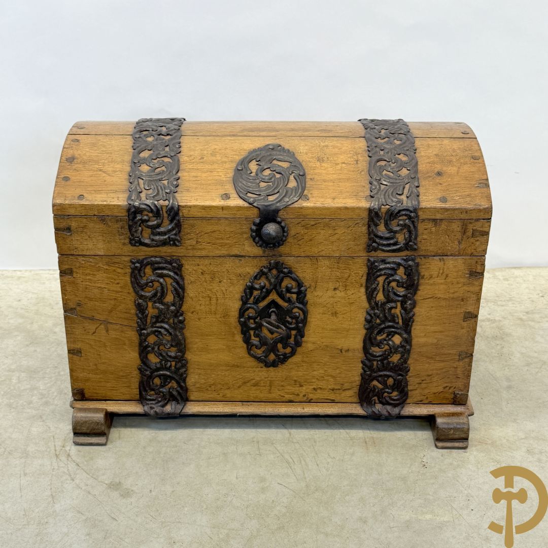 Massief eiken gebogen koffer met ijzeren handvaten en ijzerbeslag