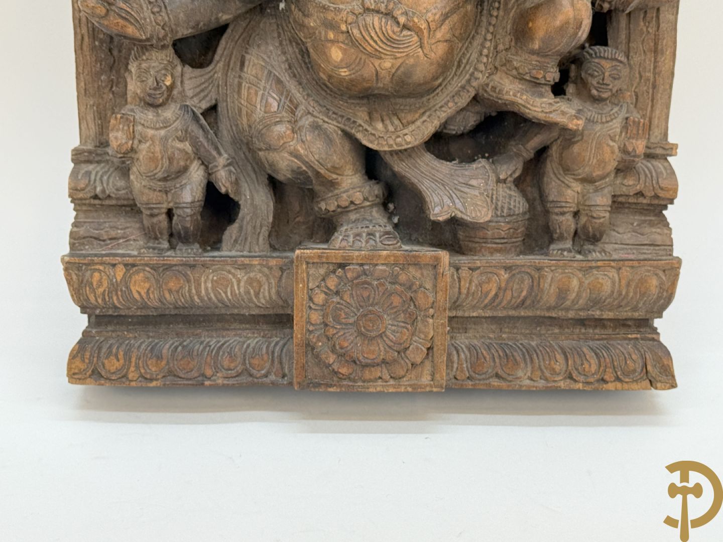 Houtgesculpteerd Aziatisch basrelief van ganesha