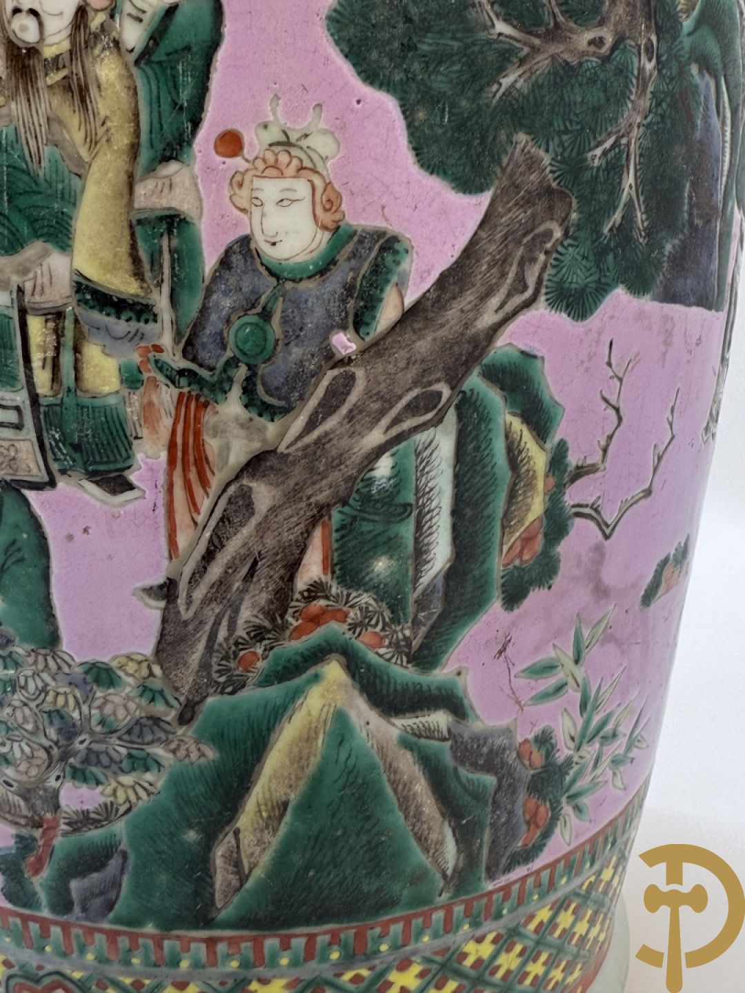 Chinese porseleinen meerkleurige vaas met decor van wijsgeren in landschap