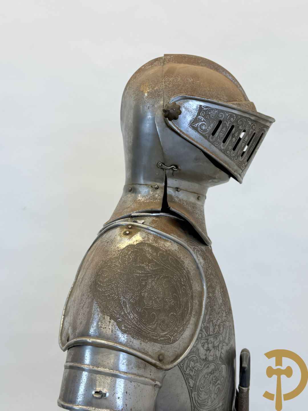 Paar ijzeren decoratieve harnassen ridderuitrusting met geciseleerde motieven op de elementen, met zwaard en ridderhelm - op statief - vermoedelijk Spaans 1930-1940