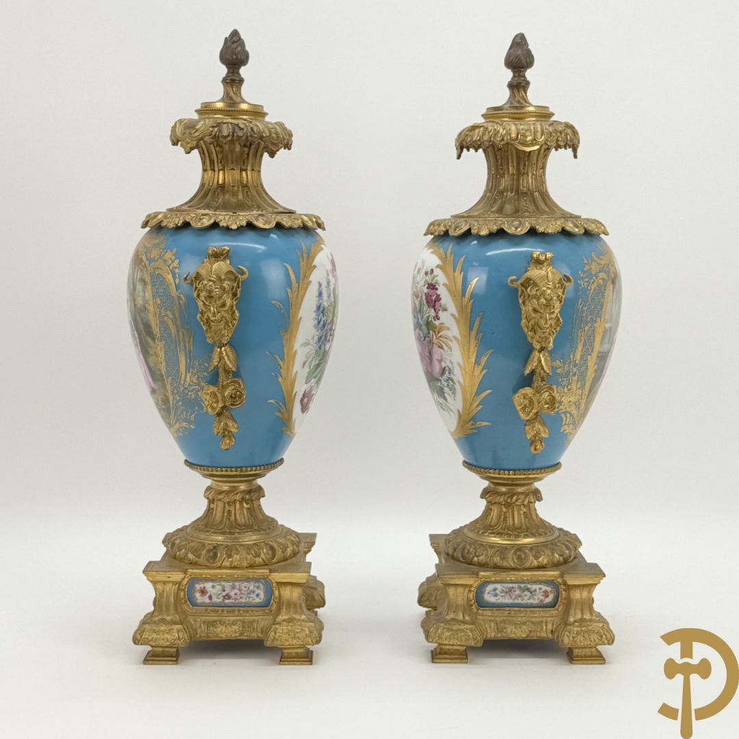 Driedelige bronzen Franse garnituur bezet met cupido