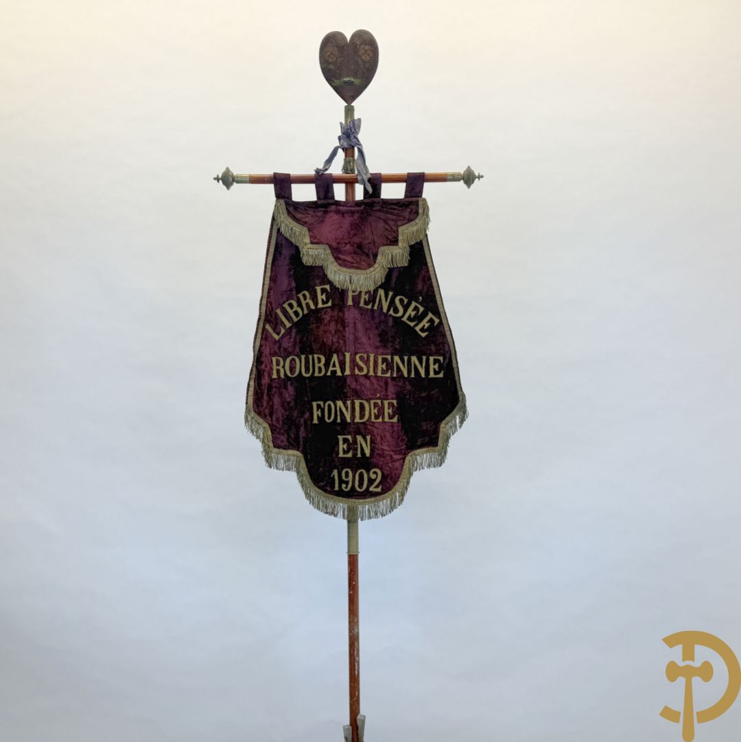 Franse vaandel in rode velours op staander met metalen hartvormig beschilderd ornament met bloemen boven handdruk, Libre Pensée Roubaisienne, Fondé en 1902