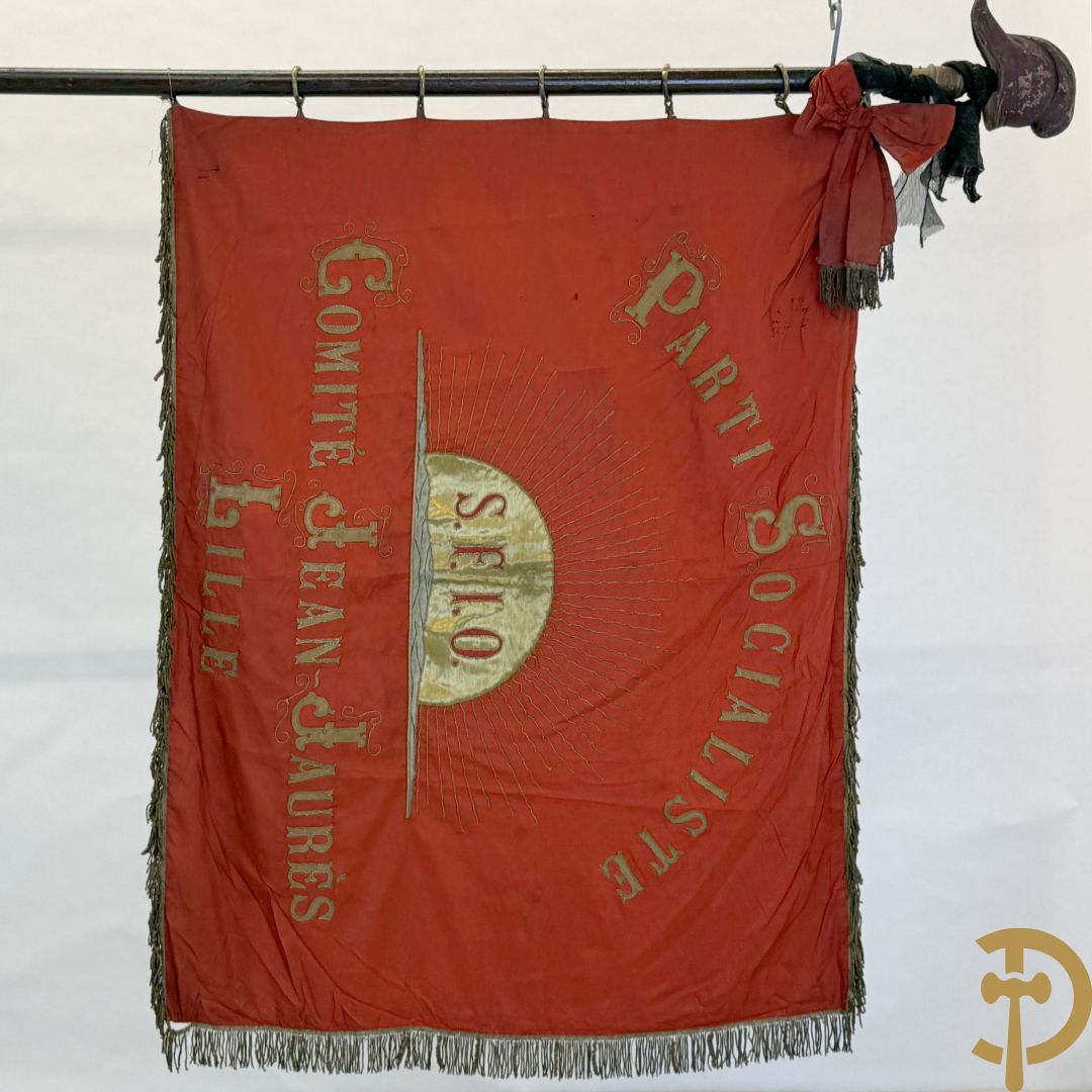 Franse vaandel met gouden gesculpteerde helm bezet bovenaan, Parti Socialiste S.F.I.O. Comité Jean Jaures Lille, gemerkt Fabriqué de Drapeaux de Societés Insignes Moyart-Castin, 3 Rue des Chats Bossus Lille