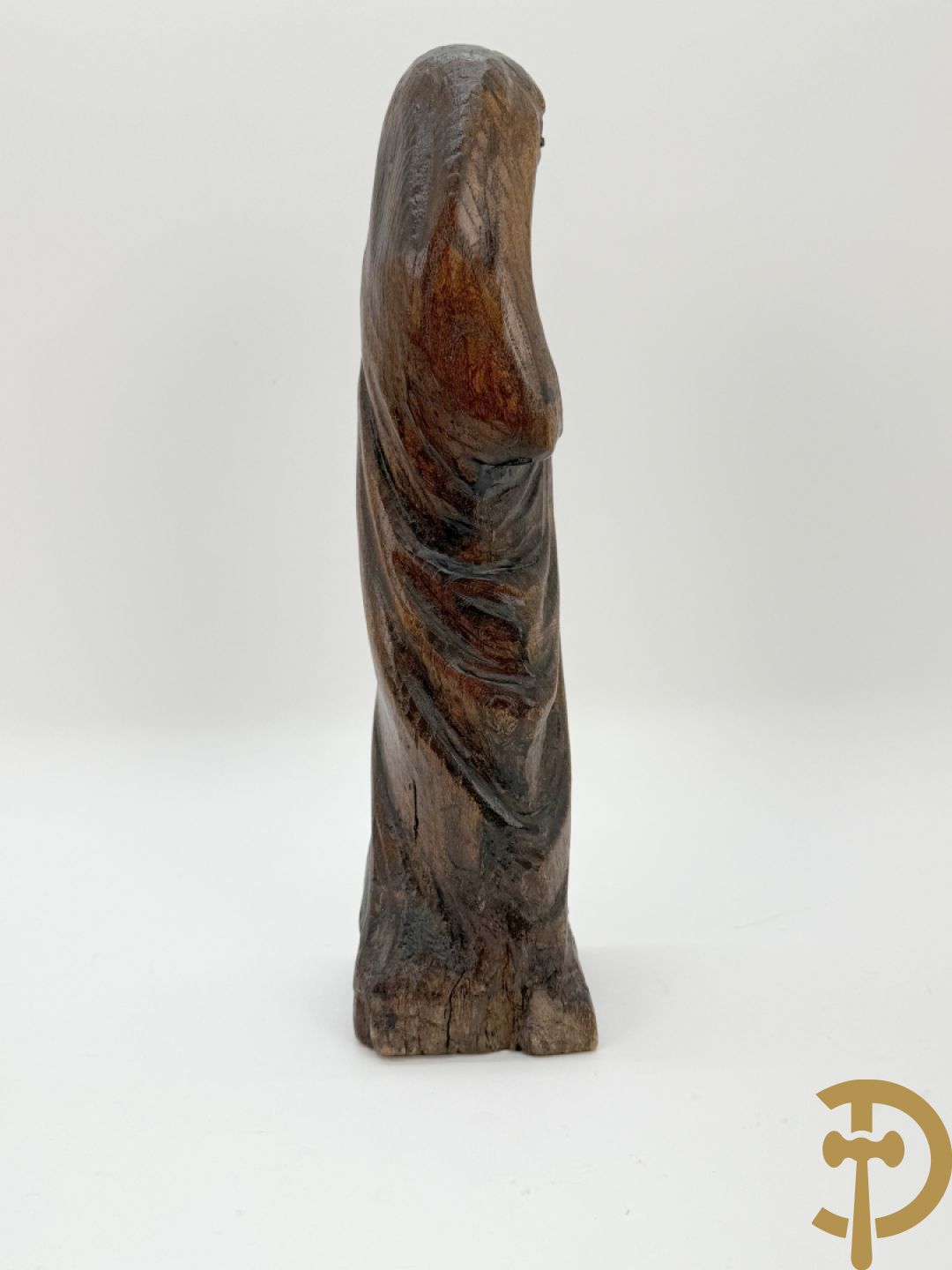 Basrelief met sculptuur van een embleem bezet met hond en harnas + houtsculptuur van heilige Jozef met kind + Madonna