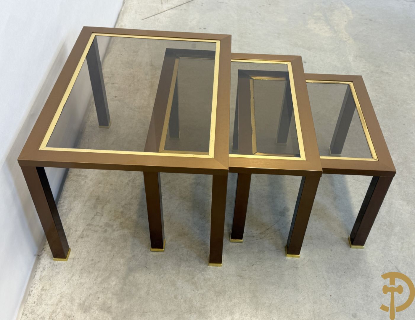 Wortelnotehouten sokkel, Mahay J.C. getekend + poef op koperen onderstel + 3 cigognetafels