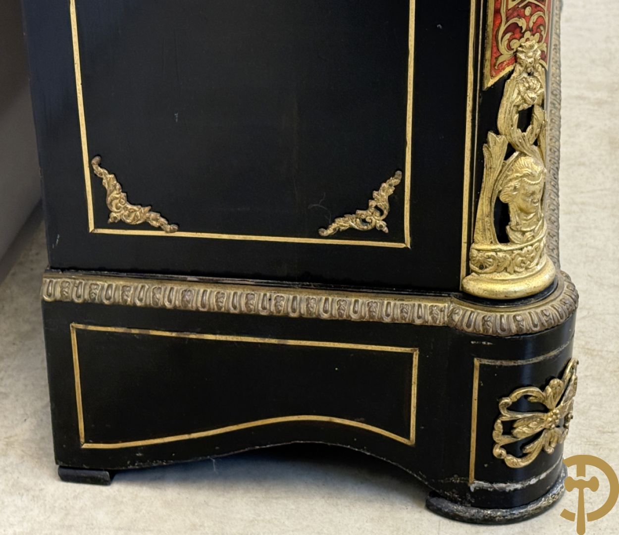 Napoleon III tweedeursdresse bezet met bronzen ornamenten van dameshoofden - paar ovale medaillons in de deuren, alles bezet met Boulle techniek - bovenaan met marmeren blad