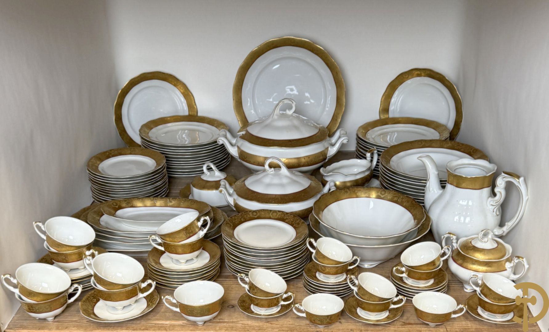 Verguld porseleinen servies met bloemenmotieven