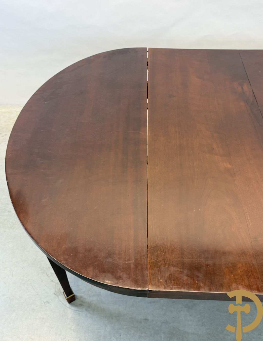 Ovale uittrekbare mahoniehouten tafel op zes verjongende poten