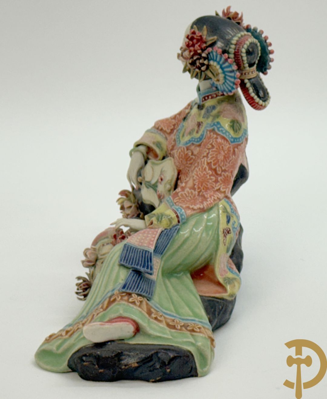 Japanse porseleinen liggende dame met waaier