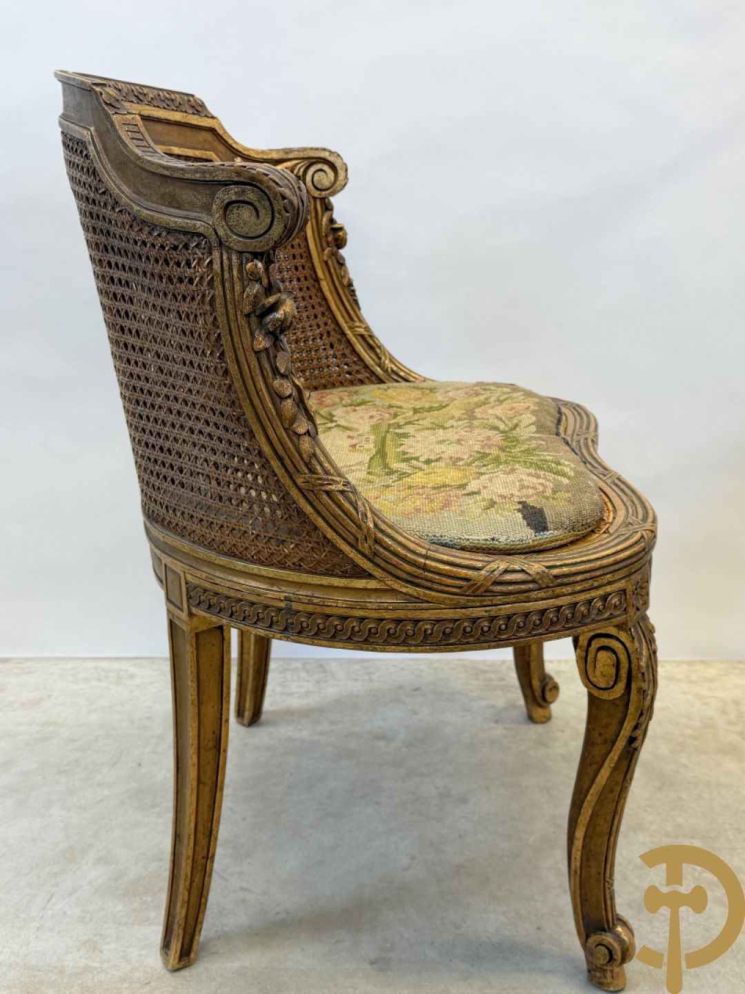 Paar bijzetzetels Louis XVI stijl met bloemenmotieven op voluutvormige poten, dubbel gecanneerd