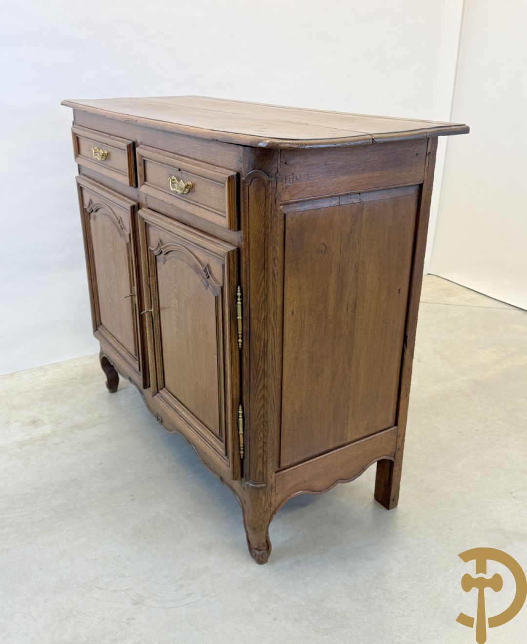 Massief eiken Vlaamse tweedeursdresse met 2 lades, afgestoken panelen en voluutvormige poten, 18e