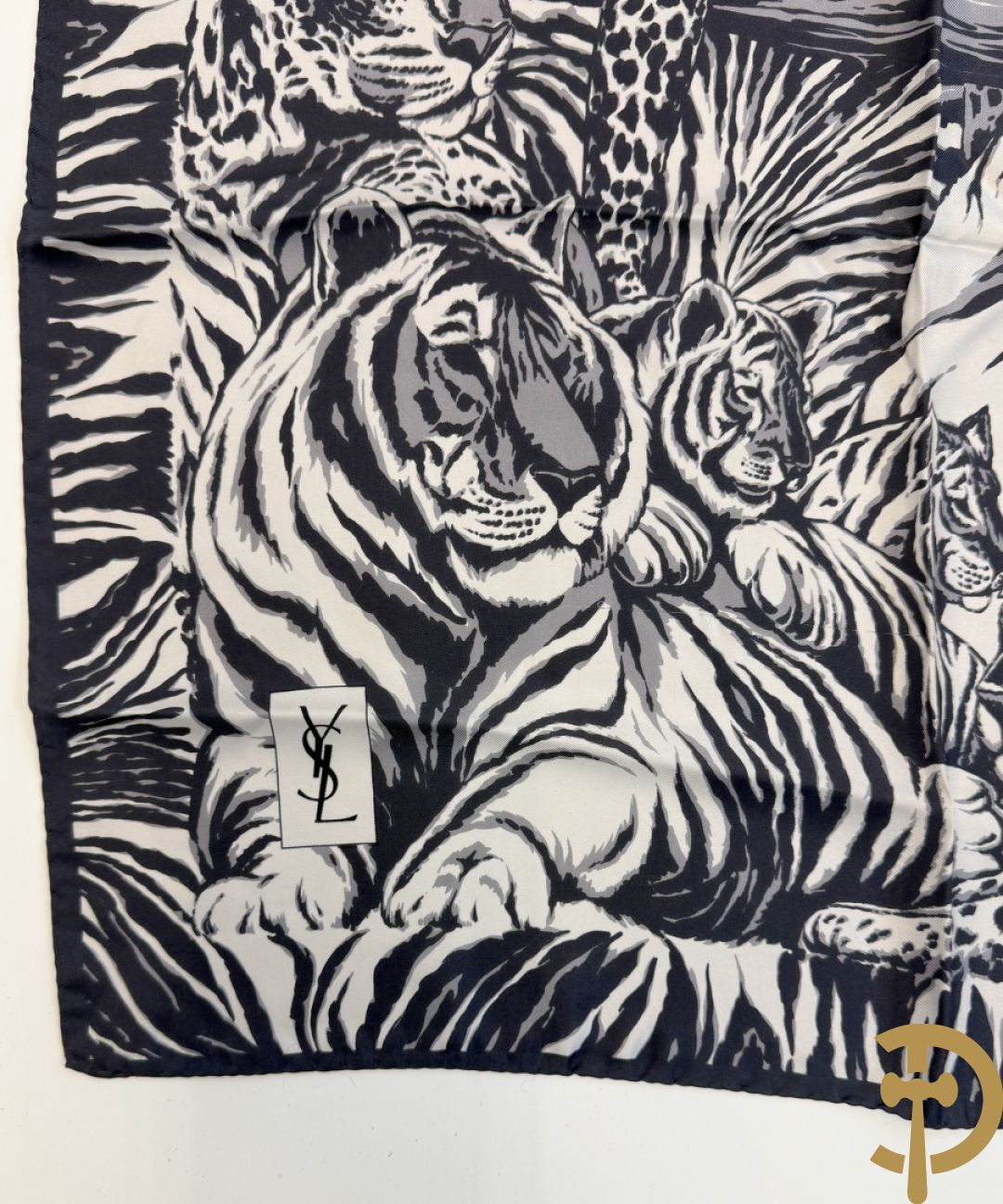 Vier foulards Yves Saint Laurent (nooit gedragen komt uit winkel restant)