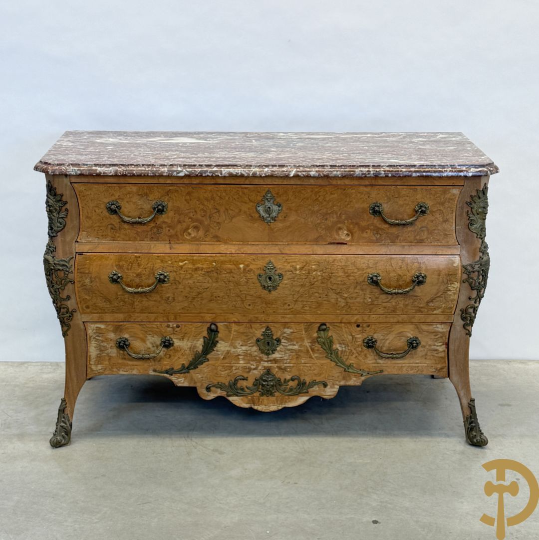 Wortelnotehouten drieladencommode met bronsbeslag van mazarinkoppen en accanthusranken, bovenaan met rood geaderd marmeren blad