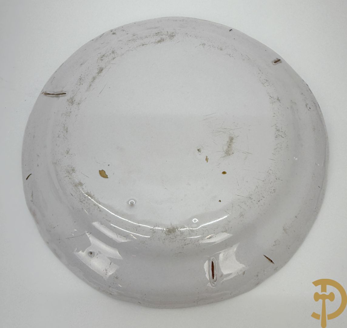 Paar polychrome Delftse zeshoekige dekselvazen met bloemen- en vogeldecor + 4 Strassbourgborden