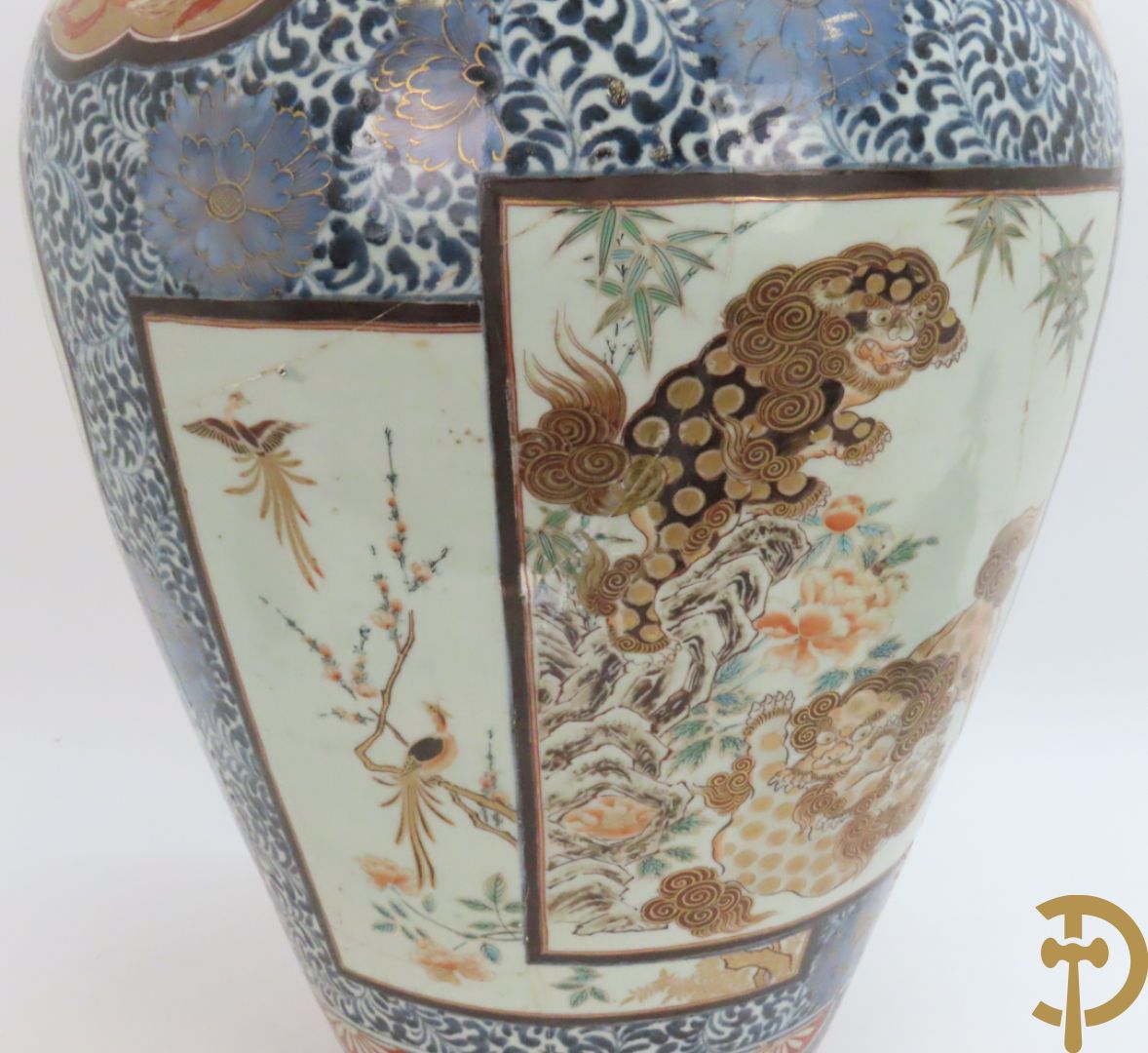 Grote Japanse Imari dekselpotiche bezet met fo hond en natuurtaferelen