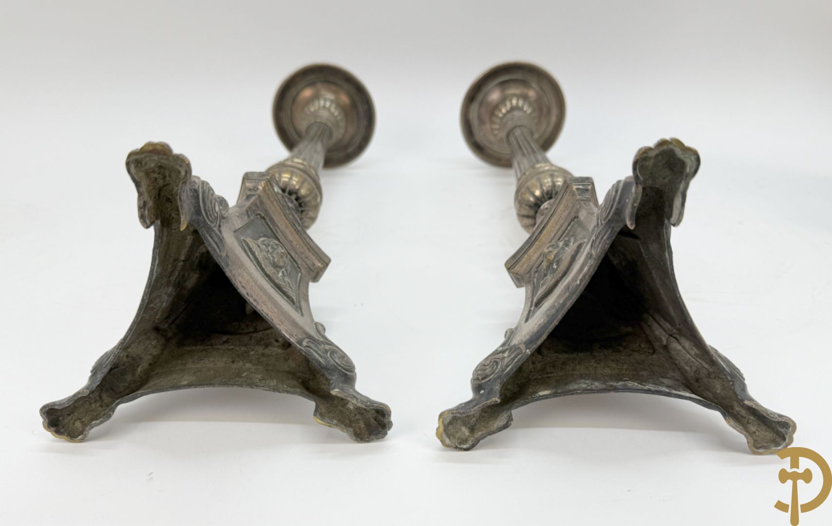 Drie paar religieuse kandelaars in brons en koper