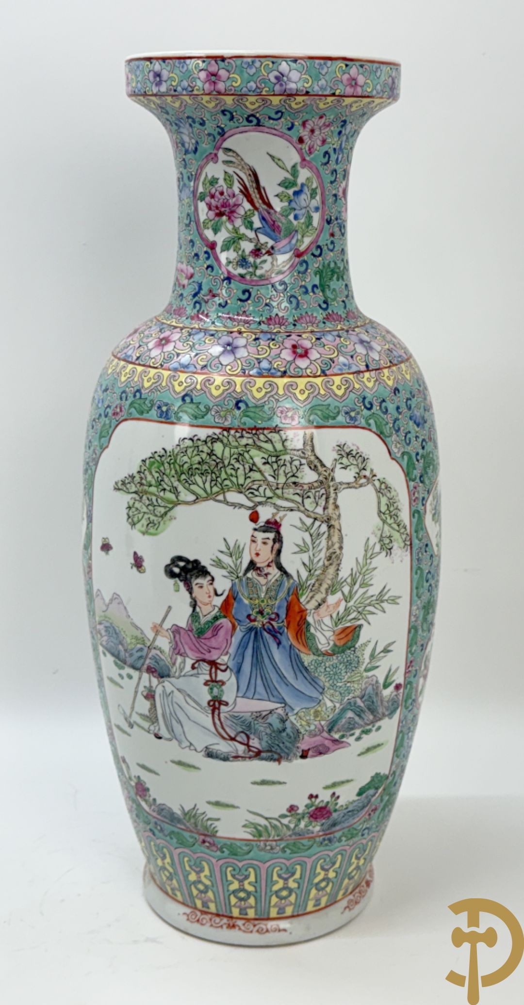 Paar Chinese vazen met geishadecor, rondom bezet met bloemen