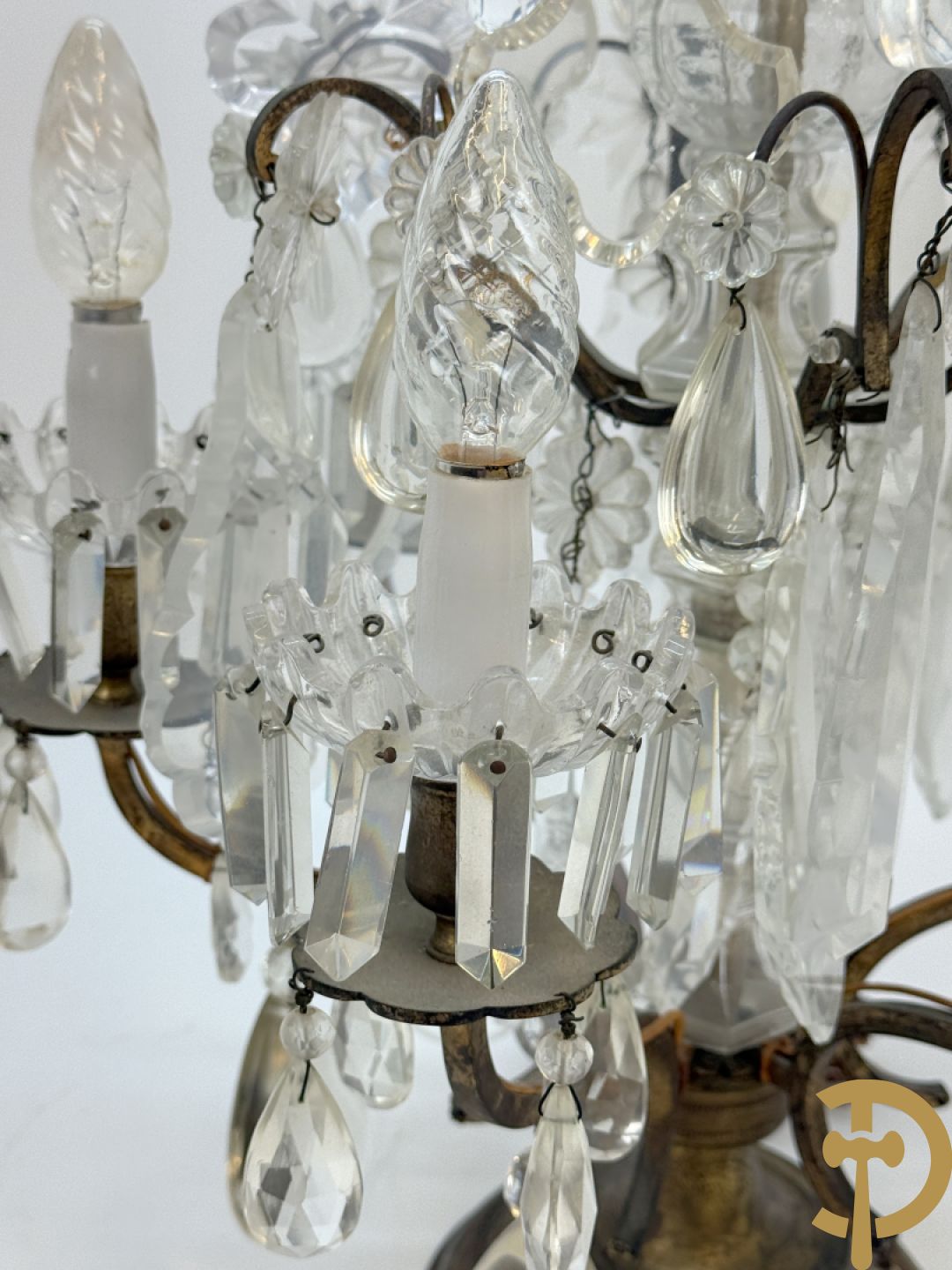 Kooperen girondole met 6 lichtpunten, bezet met kristallen bellen en bovenaan bekroond met pinakel