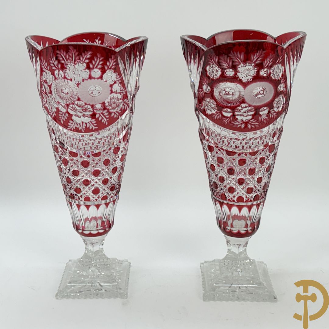 Paar rood kristallen geslepen Boheemse vazen met bloemendecor