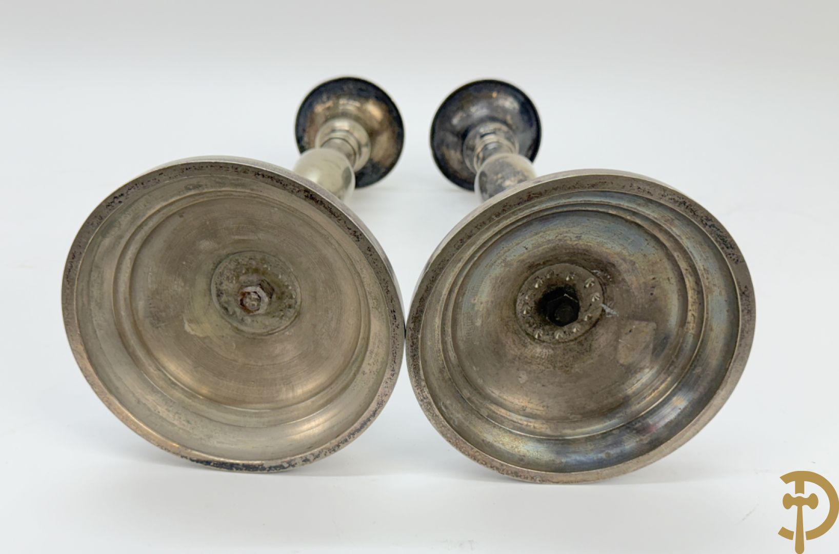 Paar antieke koperen kandelaars + paar metalen  zilverkleurige ballusterkandelaars