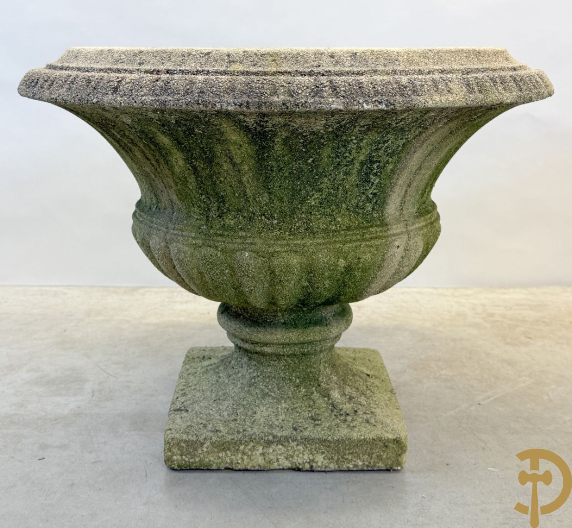 Paar stenen cachepots, onderaan gelobd