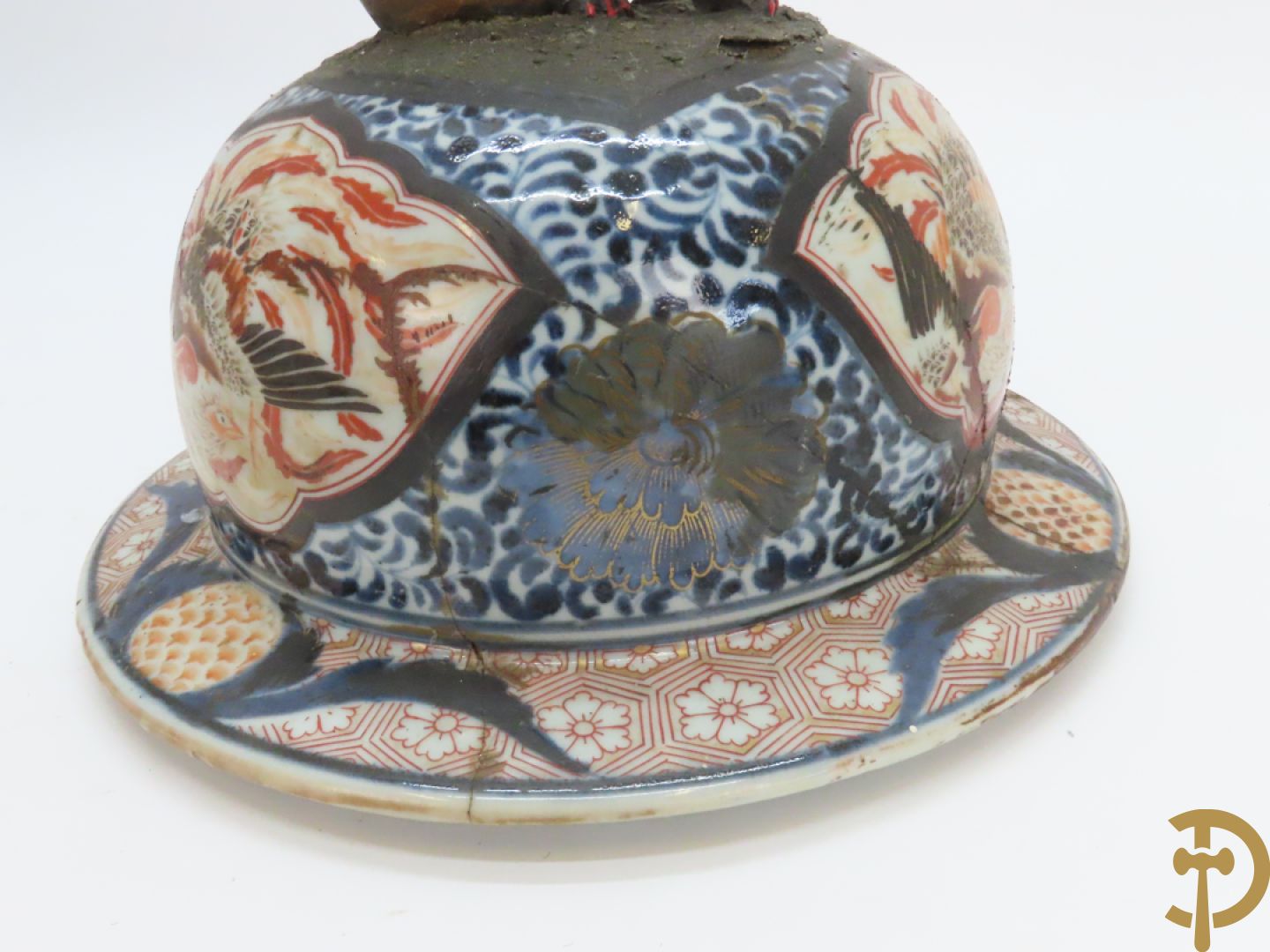 Grote Japanse Imari dekselpotiche bezet met fo hond en natuurtaferelen