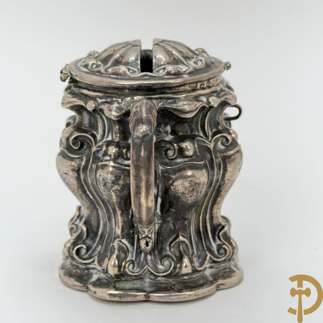 Massief zilveren collectenbus, 2 statieplakkettes, 2 slotjes van boek, wapenschild, penning