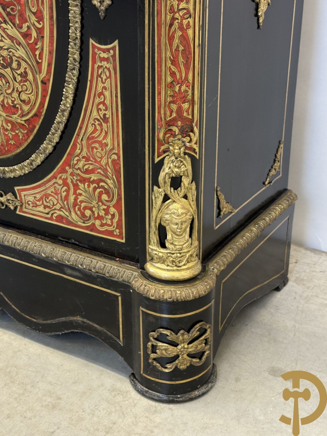 Napoleon III tweedeursdresse bezet met bronzen ornamenten van dameshoofden - paar ovale medaillons in de deuren, alles bezet met Boulle techniek - bovenaan met marmeren blad