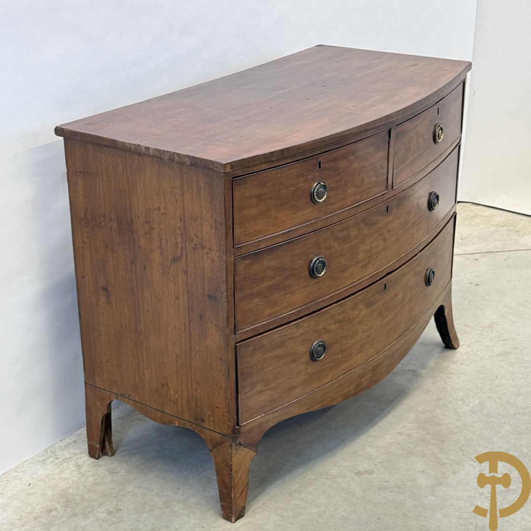Engelse gebogen mahoniehouten vierladencommode