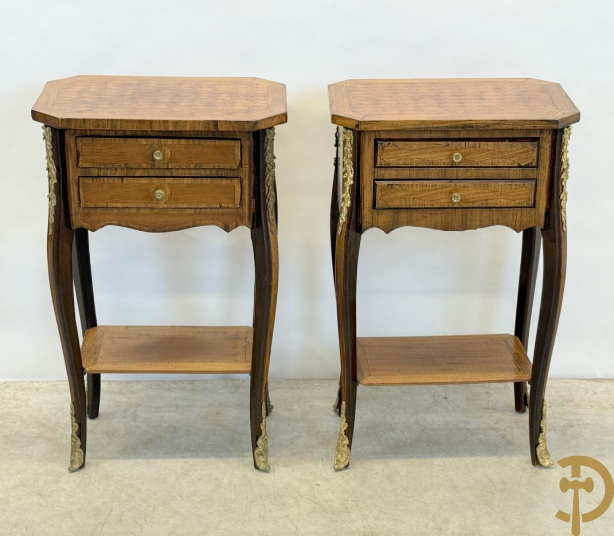 Paar notelaren bijzettafels met 2 lades en étagère, bovenaan met geparketteerd blad