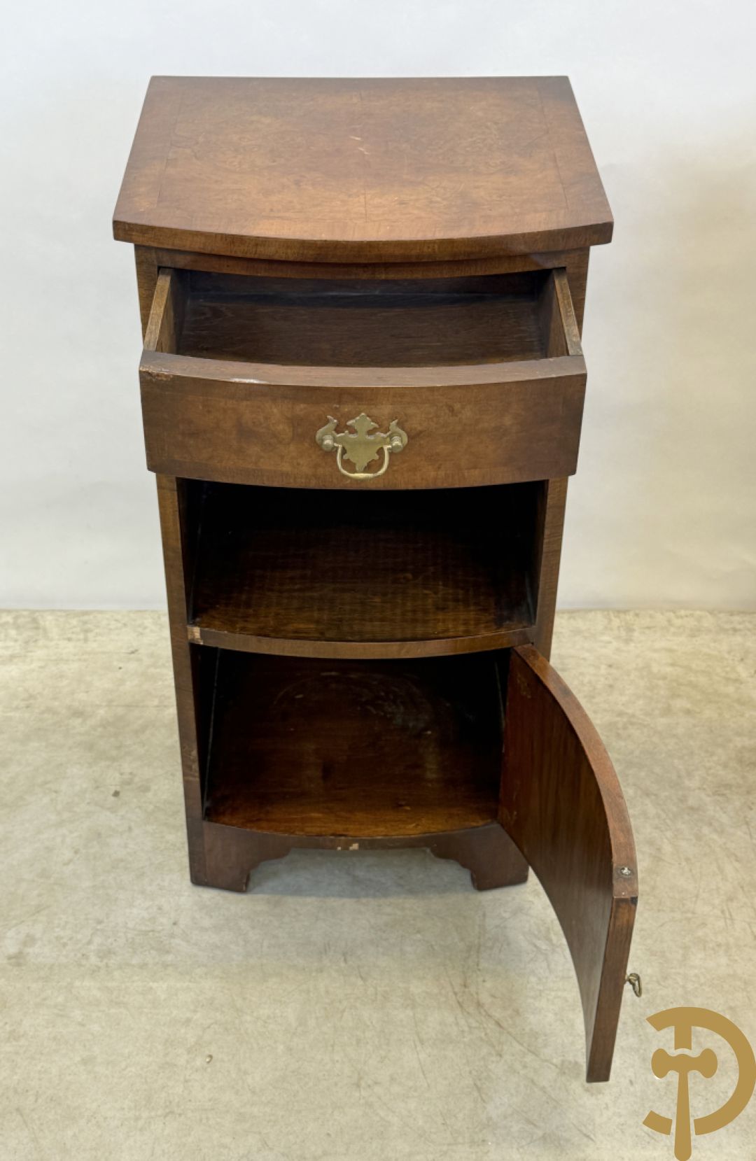 2 Engelse wortelnotehouten nachttafels met koperen trekkers