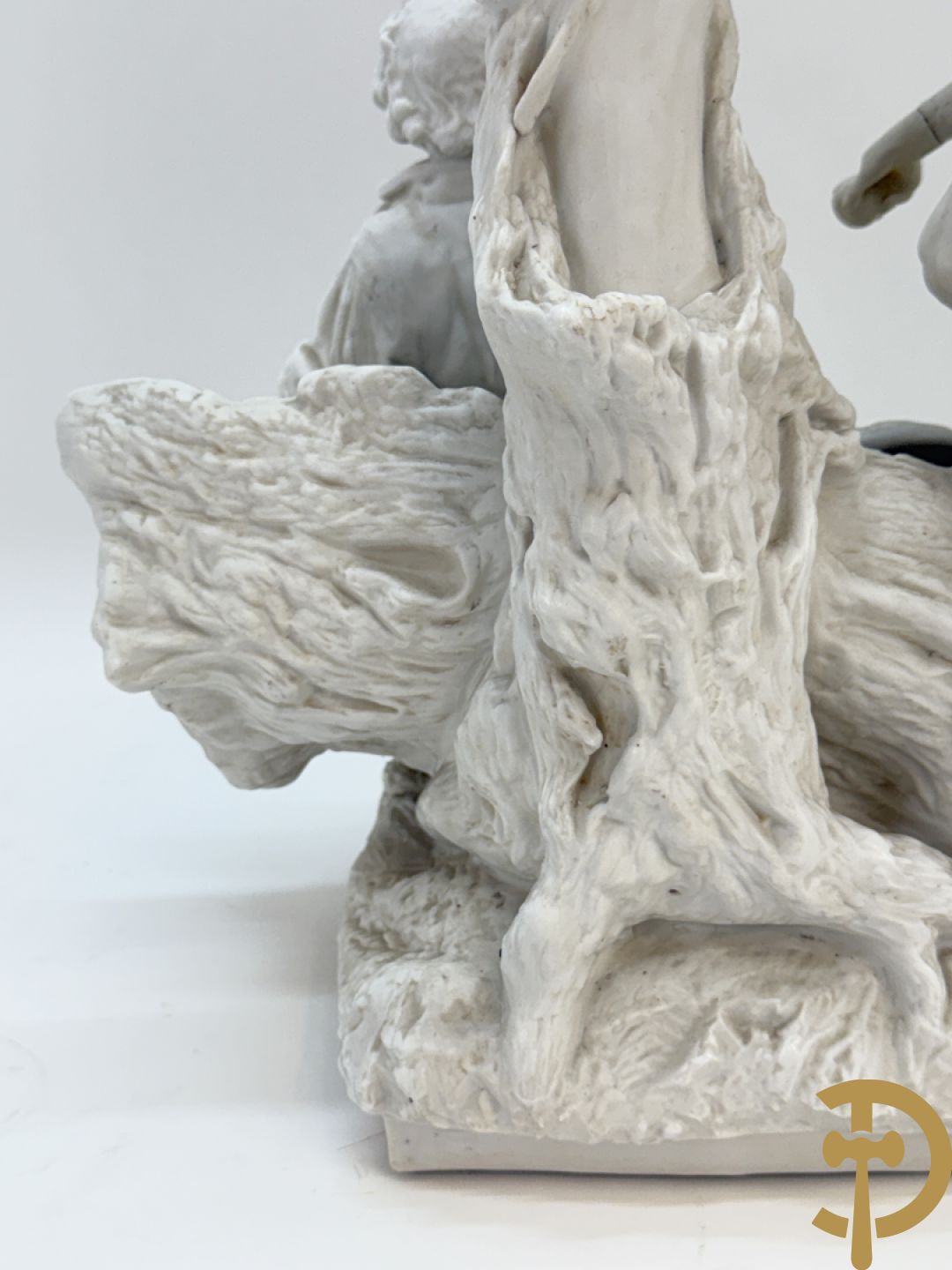 Ongetekend, witte biscuit van jongen en meisje bij boomstronk