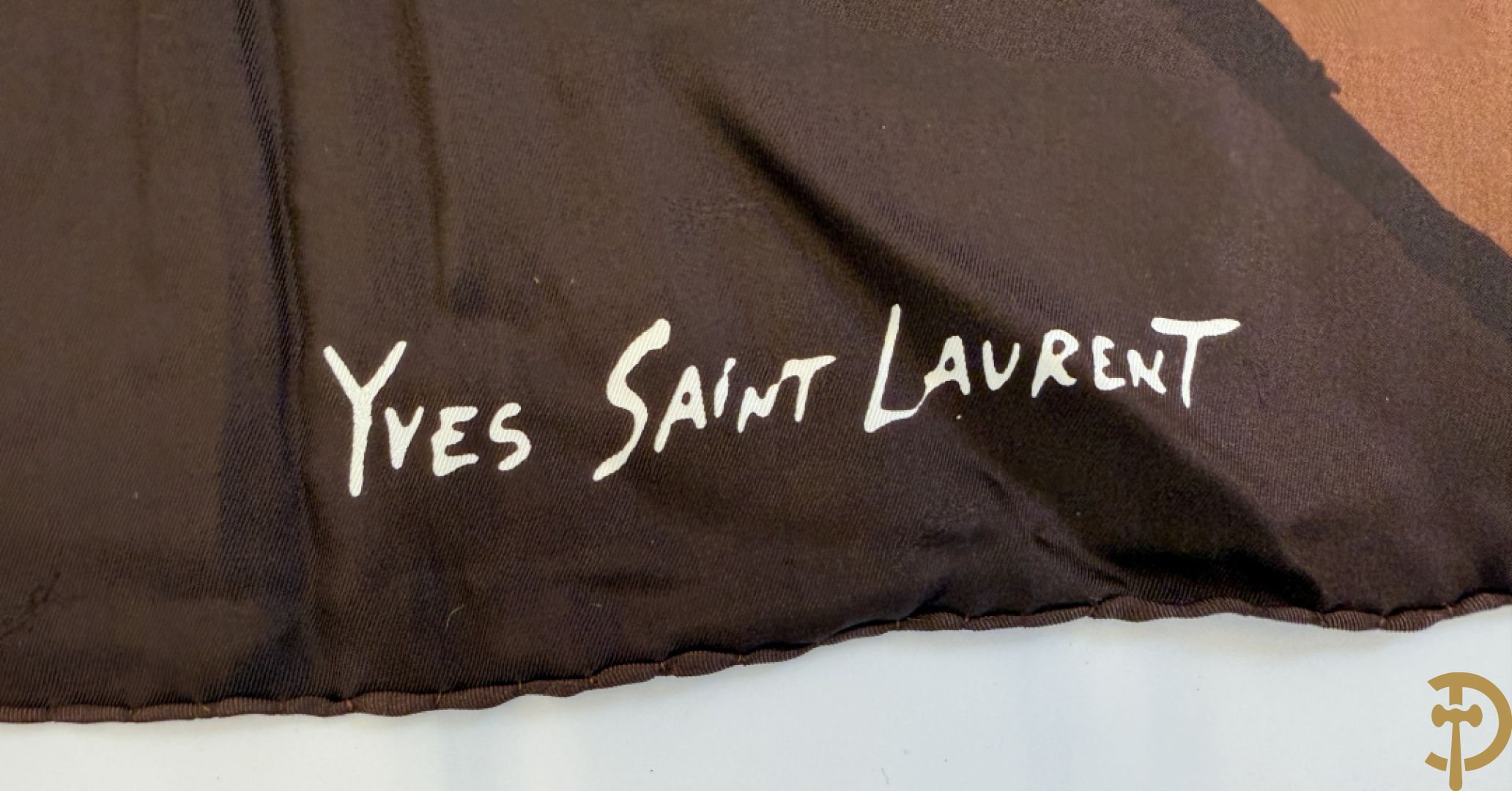 Vier foulards Yves Saint Laurent (nooit gedragen komt uit winkel restant)