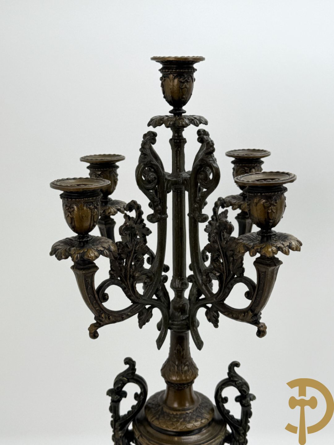 Driedelige zamak garnituur bestaande uit pendule met cupido en dame geflankeerd door paar vijfarmige kandelaars, Bruchon getekend