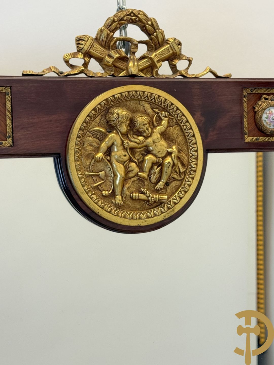 Notelaren console met porseleinen plakkettes met bloemen beschilderd en bronsbeslag + spiegel met porseleinen plakkettes