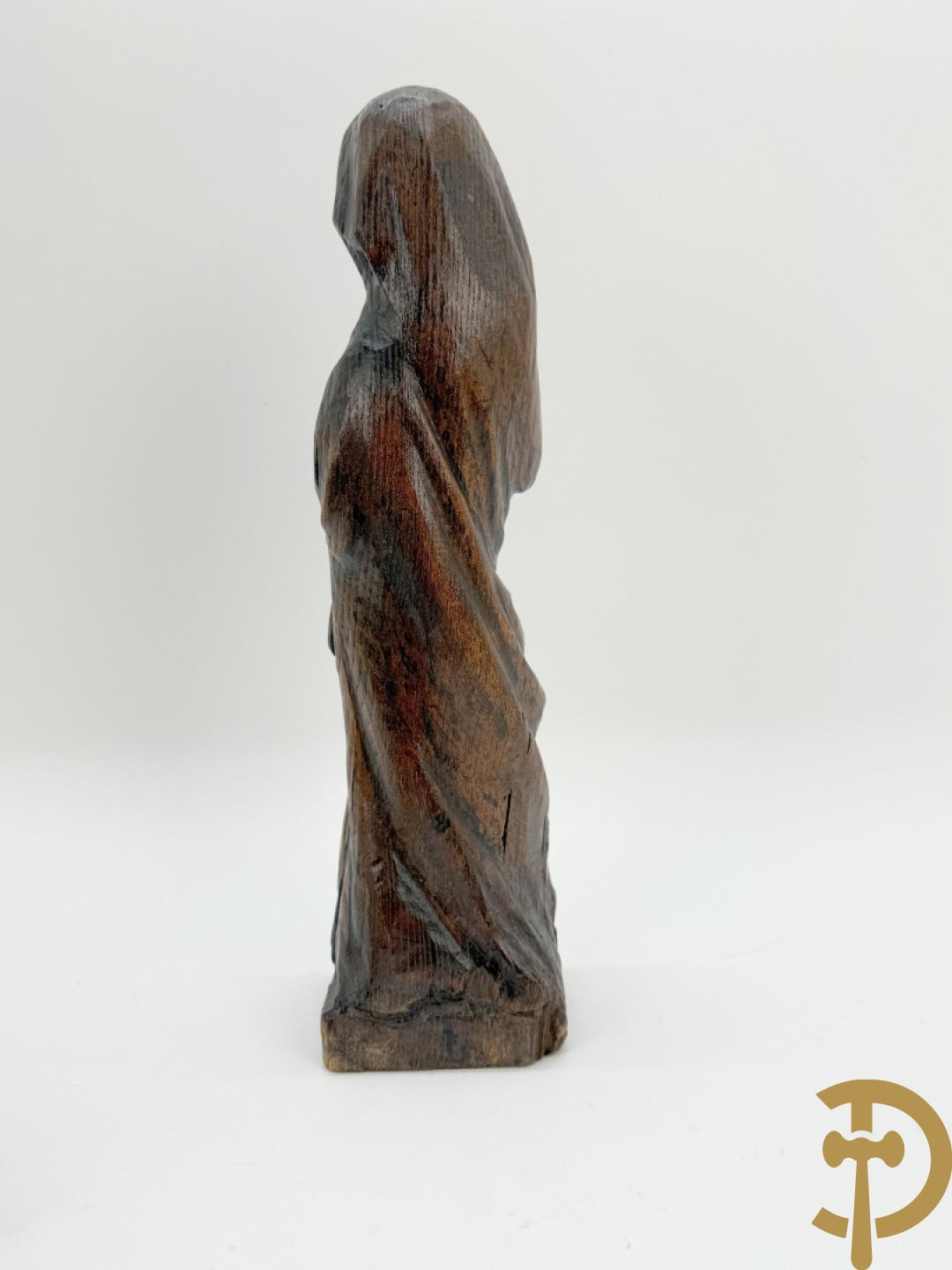 Basrelief met sculptuur van een embleem bezet met hond en harnas + houtsculptuur van heilige Jozef met kind + Madonna