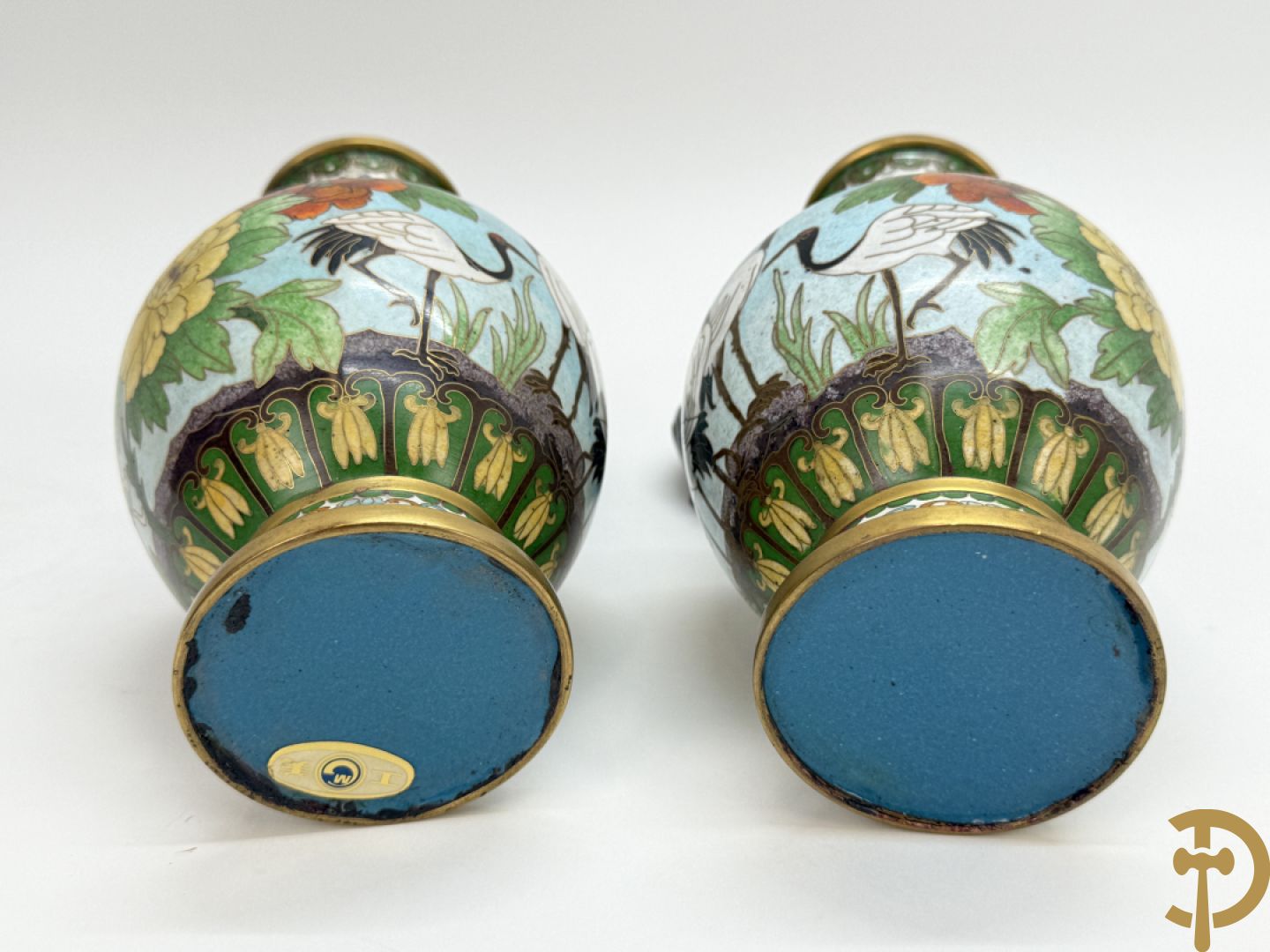 Paar ballustervormige cloisonévazen met decor van vogels en bloemen - op houten sokkel + paar kleine cloisonévazen met vogel en bloemendecor - op houten sokkel