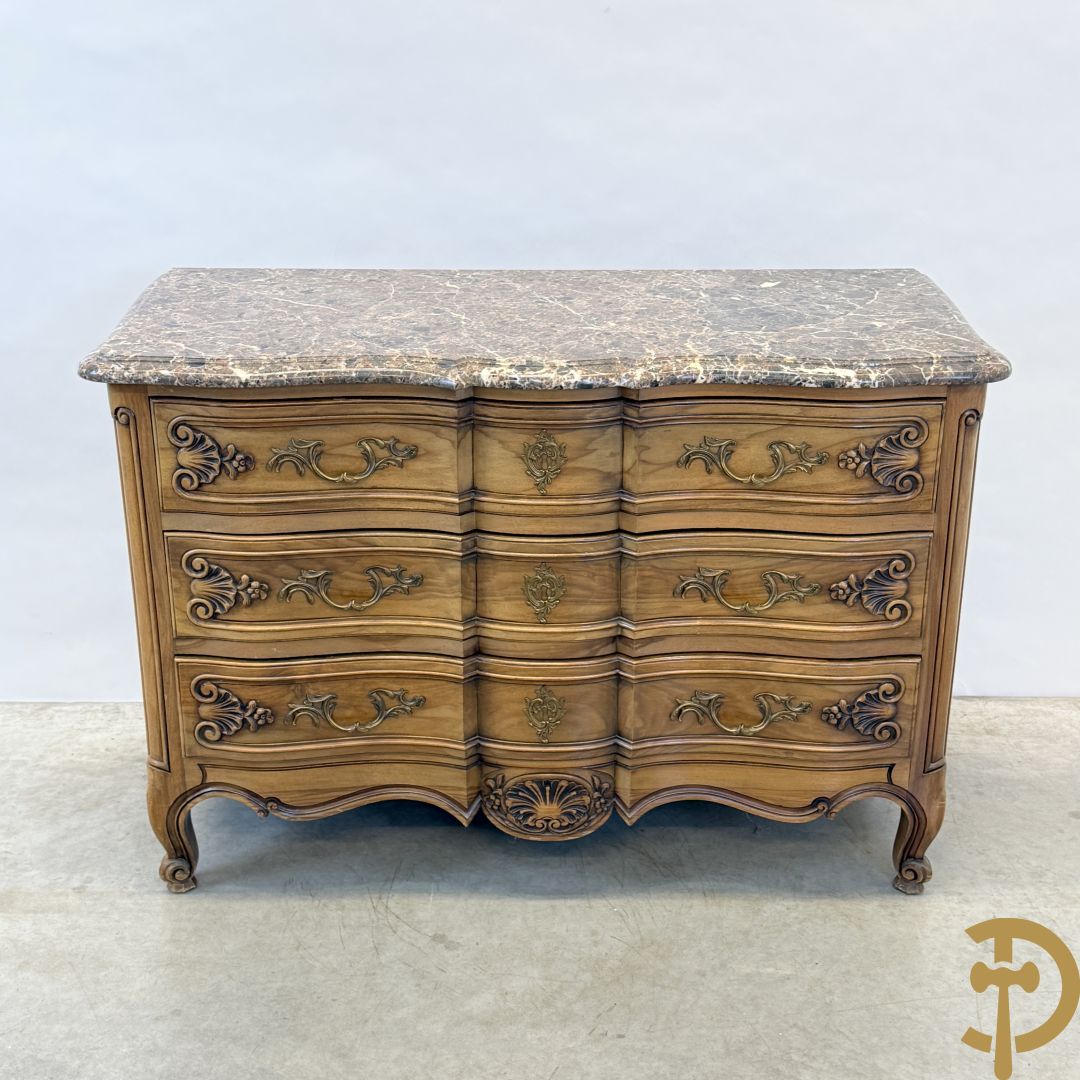 Notelaren drieladencommode met accanthusranken en rocailles, met marmeren blad, op voluutvormige poten