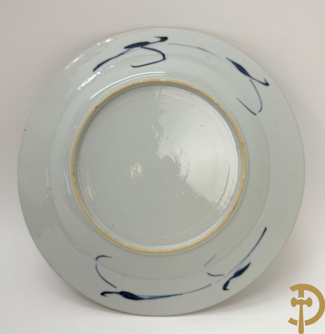 Acht Chinese porseleinen blauw/wit bordjes met bloemendecor, Kangxi