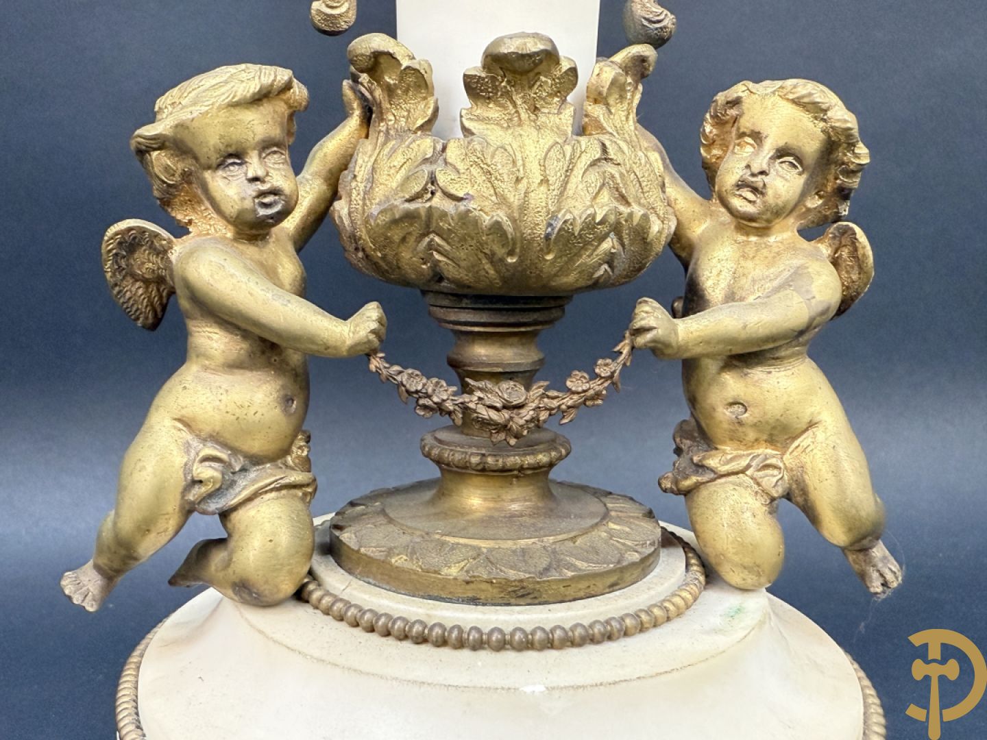 Paar marmeren kandelaars met bronzen cupido