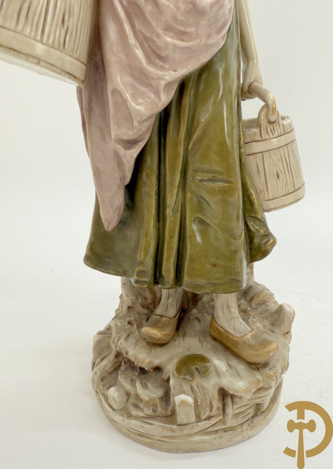 Royal Dux beeld van melkmeisje, onderaan genummeerd 1055 + vaas met zittende dame, Royal Dux stijl