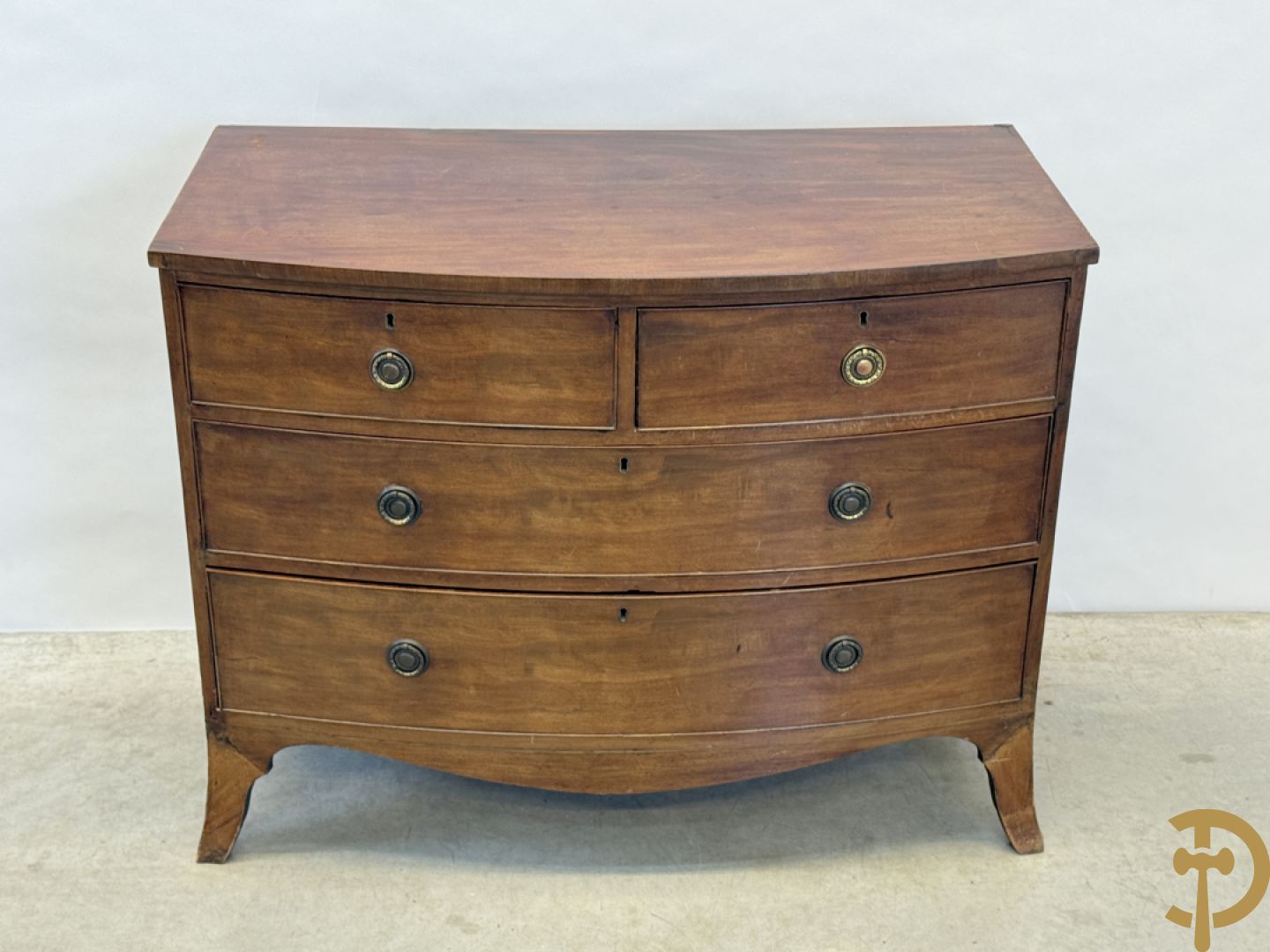 Engelse gebogen mahoniehouten vierladencommode