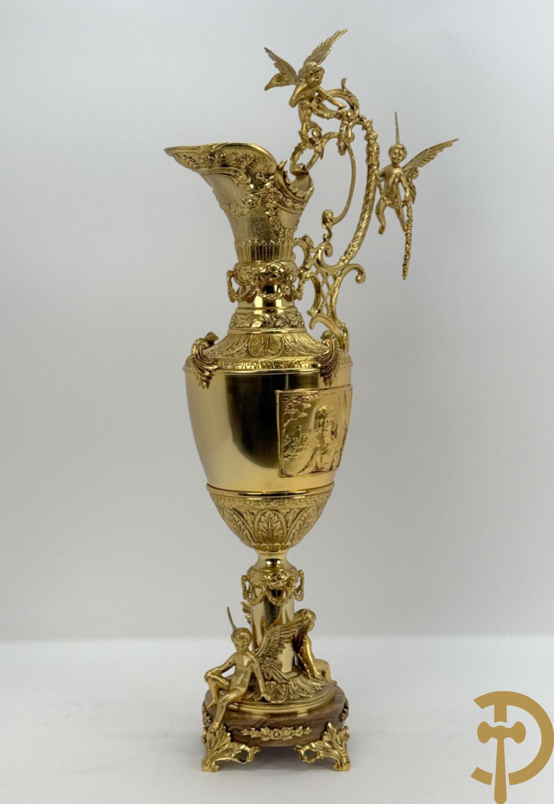 Vuurvergulde bronzen amfoorvaas met basrelief van dame en bezet met cupido