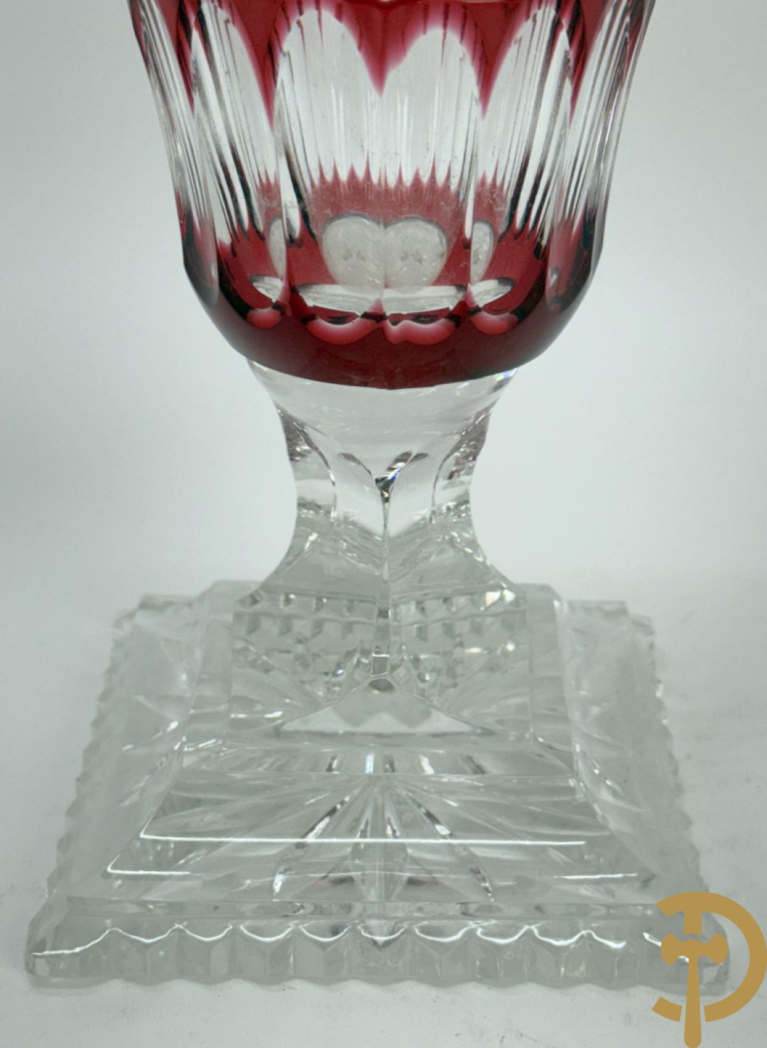 Paar rood kristallen geslepen Boheemse vazen met bloemendecor