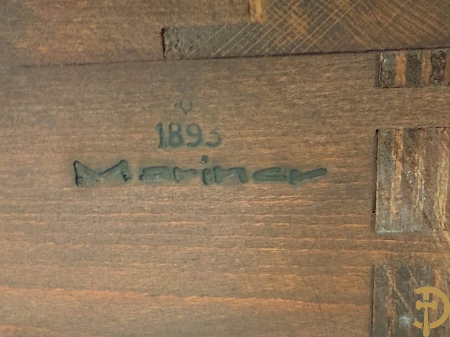 Notelaren vierdeursdressoir met 3 laden, gemarketteerde bloementaferelen en ovale bronzen plakkettes - zijdelings met damesfiguren - bovenaan met wit marmeren blad